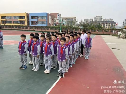 二年级一班的人数比60人多比70人少做操时正好排成正方形方队这个班一共...
