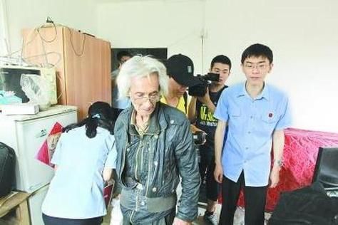 儿子以欺骗的方式强行将老人送进养老院并将老人证件身份证退休金卡扣押...
