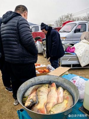 年关在即买年货,市场超市人流火;三五一群来不尽,商家长笑钱多多这句话...